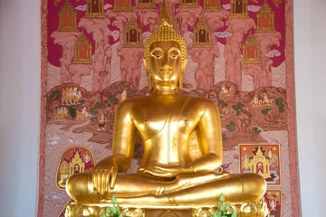 Obraz premium The sculpture of a sitting Buddha close up in Buddhist temple