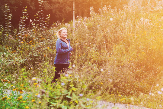 femme senior active faisant du jogging dans un parc 