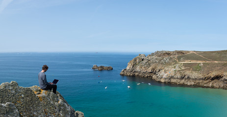 Homme au travail pendant ses vacances