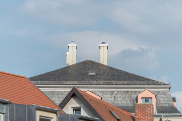 Modernes Dach mit Schindeln, zwei Kaminen und Blitzableiter
