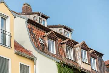 Fototapeta na wymiar Altes Dach mit Schindeln, zwei Kaminen und Dachfenster