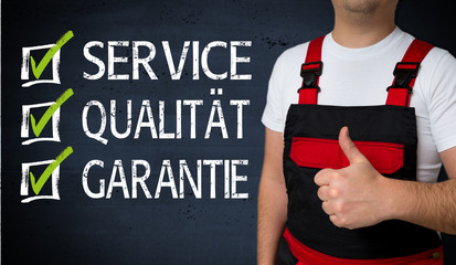 Service, Qualität, Garantie wird von Handwerker gezeigt Konzept