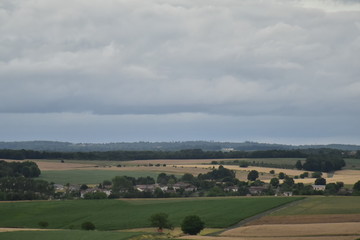 Fototapeta na wymiar Le village de Fontaine au Périgord Vert ,au milieu des champs sous un ciel gris au crépuscule
