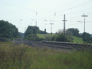 Bauer mit Traktor auf dem Acker