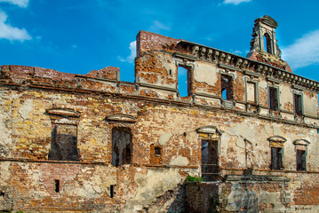 Ruiny zamku biskupów wrocławskich z XIII w w Ujeździe woj. opolskie