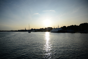 Abends auf der Trave in Travemünde