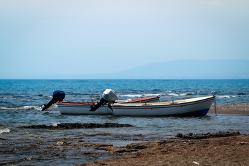 zwei Boote am Strand