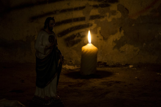 vela detr&aacute;s de figura de San Judas Tadeo