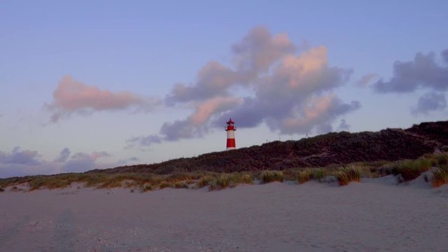 Sylt Leuchtturm List im Sonnenuntergang Licht mit D&uuml;nen