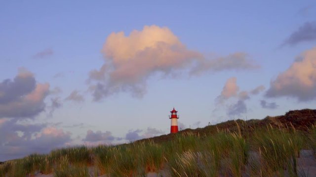 Sylt Leuchtturm List im Sonnenuntergang Licht mit D&uuml;nen