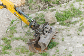 Ausleger eines Schaufelbaggers mit Baggerschaufel auf einer Baustelle