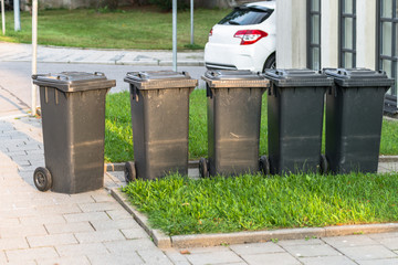 Mehrere Mülltonnen am Straßenrand