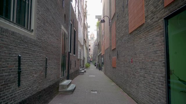 1901_A_peaceful_narrow_street_in_the_city_of_Rotterdam.mov