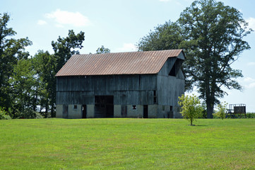 Fototapeta na wymiar Old abandoned barn on the countryside
