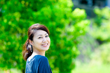 緑ボケ背景 女性