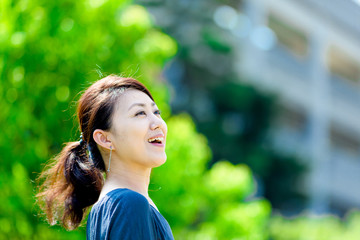 緑ボケ背景 女性
