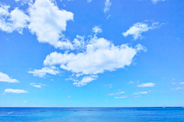 Fototapeta premium ハワイ ワイキキビーチからの海と雲