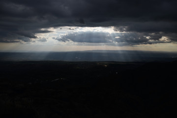 Luz del cielo bajando a la Tierra