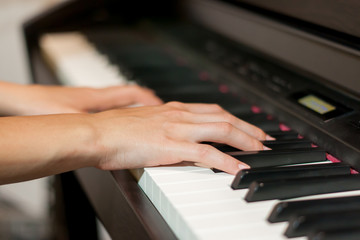 Obraz premium The girl plays the piano