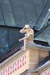 Riga - Estonie / Students ar aritmētisko grāmatu - Sculpuresur un toit du Vieux Riga