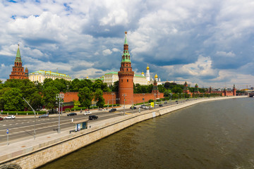 Obraz premium Kremlin and the Kremlin embankment in summer against the background of the cloudy sky. Thunderclouds