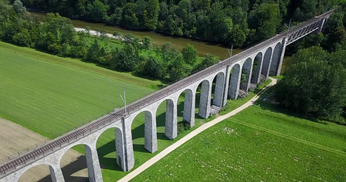 Flug entlang einem Eisenbahnviadukts