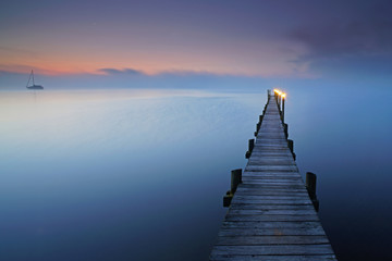 Obraz premium Herbst am See, Nebel in den Morgenstunden