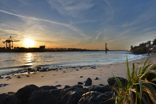 Sonnenuntergang am Elbstrand in Hamburg