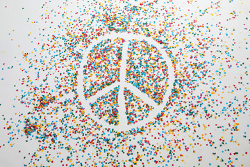 Peace-Zeichen mit Konfetti