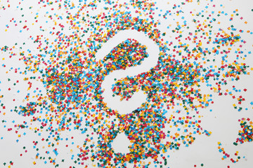 Fragezeichen in Konfetti