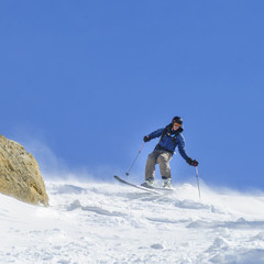 Fototapeta na wymiar spektakulär skifahren im freien Gelände