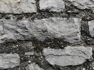Graue Natursteinmauer