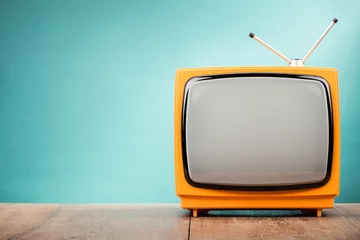 Poster Retro alter orangefarbener TV-Empfänger auf Tischfront-Gradienten-Aquamarin-Wandhintergrund. Gefiltertes Foto im Vintage-Stil © BrAt82