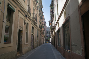 Fototapeta na wymiar Narrow street in Barcelona, Spain