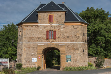 Fototapeta na wymiar Entrée du château de Montmelas dans le Beaujolais en France