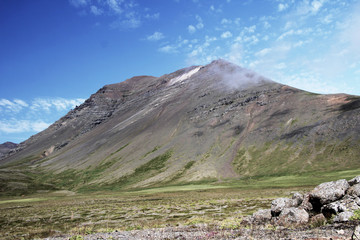 Berg in Island mit blauen Himmel