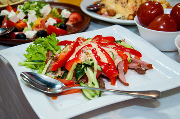 Салат из ветчины и перца