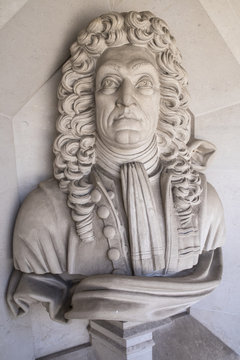 Sir Christopher Wren Sculpture In London