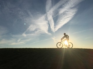 Obraz premium cyclist in the sunshine