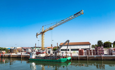 Fototapeta premium Beladen eines Bootes