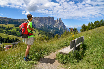 Wanderer auf Seiser Alm blickt auf Berg Schlern