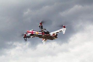 Fototapeta na wymiar Drohne im Flug