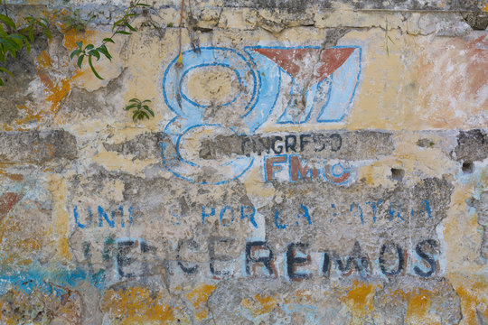 abgenutzte Mauer in Varadero, Kuba mit bunten Malereien die für Atmosphäre sorgen 