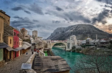 Papier Peint photo autocollant Stari Most Pont historique de Mostar (Stari Most) dans la ville de Mostar, Bosnie-Herzégovine.