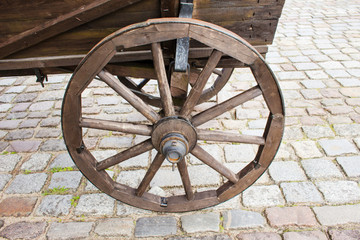 Obraz premium Wooden cart on paving stones