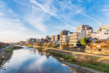 Obraz premium 京都 朝日を浴びる鴨川と四条大橋周辺の町並み