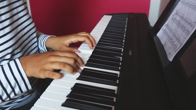 Teenager playing on a eletronic keyboard