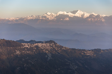 Montagne Kangchenjunga le matin avec ciel bleu et orange et villages de montagne qui vue depuis la colline du tigre en hiver à Tiger Hill, Darjeeling. Inde.