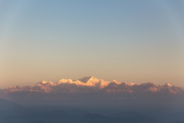Kangchenjunga-Berg morgens mit blauem und orangefarbenem Himmel, der im Winter vom Tiger Hill auf Tiger Hill, Darjeeling, ausblickt. Indien.