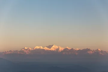 Fototapete Kangchendzönga Kangchenjunga-Berg morgens mit blauem und orangefarbenem Himmel, der im Winter vom Tiger Hill auf Tiger Hill, Darjeeling, ausblickt. Indien.